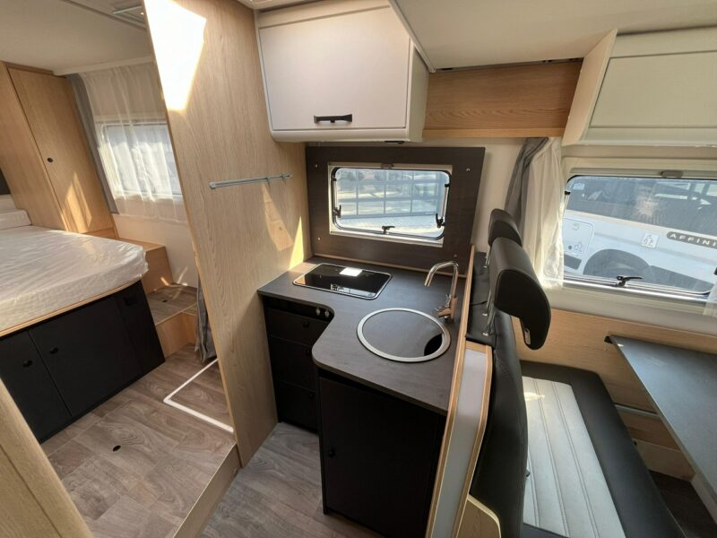 samochody kempingowe Sunlight T690 L Adventure 5 osobowa półintegra z automatem i elektrycznie ogrzewaną podłogą