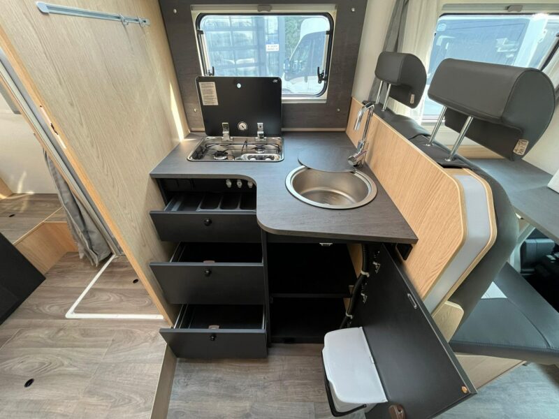 samochody kempingowe Sunlight T690 L Adventure 5 osobowa półintegra z automatem i elektrycznie ogrzewaną podłogą