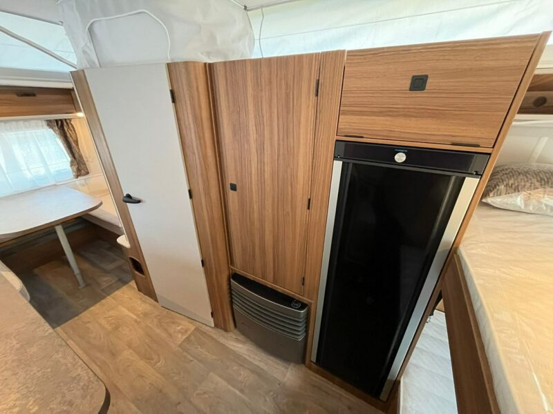 przyczepy kempingowe Hymer-Eriba Touring Facelift - Touring 560 Wyjątkowa przyczepa nawet dla 6 osób z otwieranym dachem!