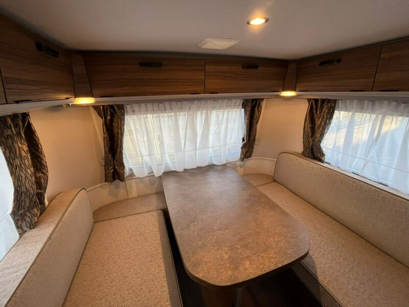 przyczepy kempingowe Hymer-Eriba Touring Facelift - Touring 560 Wyjątkowa przyczepa nawet dla 6 osób z otwieranym dachem!
