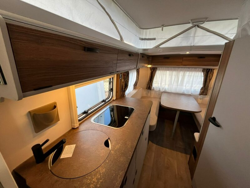 przyczepy kempingowe Hymer-Eriba Touring Facelift - Touring 560 Wyjątkowa przyczepa nawet dla 6 osób z otwieranym dachem!