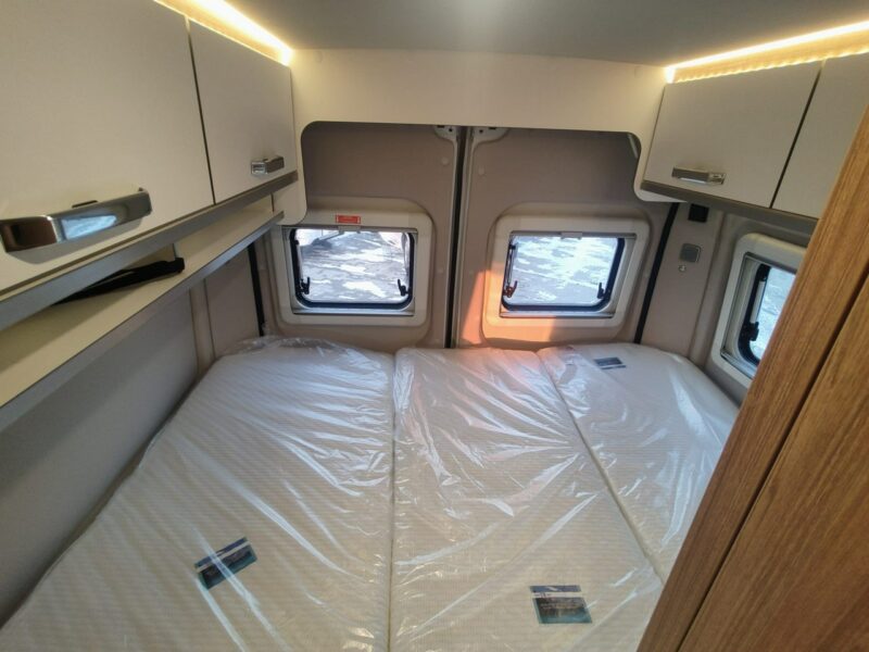 samochody kempingowe Weinsberg CaraBus 540 MQ Campervan dla 4 os. z dachem sypialnym pop up! 5,5m