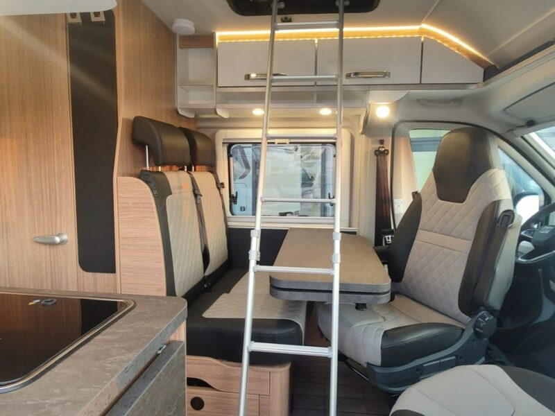 samochody kempingowe Weinsberg CaraBus 540 MQ Campervan dla 4 os. z dachem sypialnym pop up! 5,5m