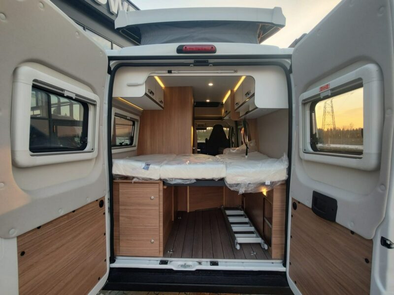 samochody kempingowe Weinsberg CaraBus 540 MQ Campervan dla 4 os. z dachem sypialnym pop up! 5,5m