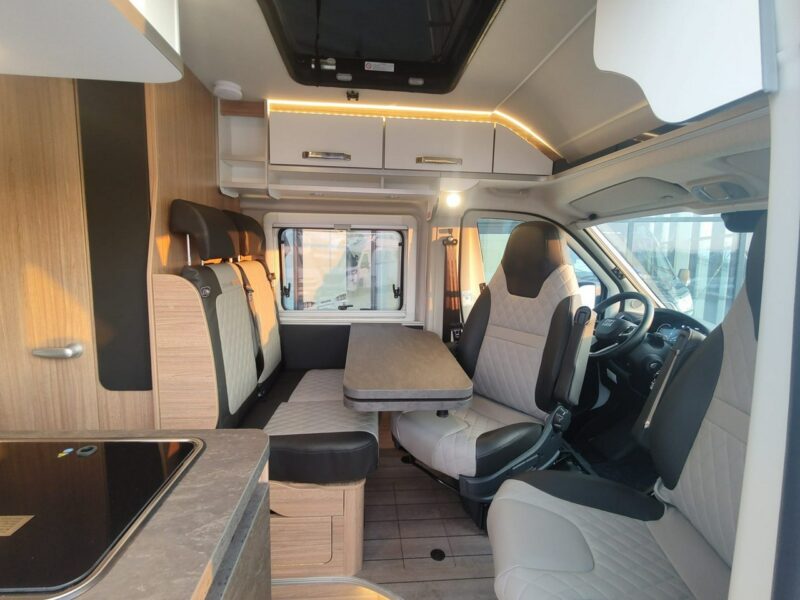 samochody kempingowe Weinsberg CaraBus 540 MQ Campervan dla 4 os. z dachem sypialnym pop up! 5,5m