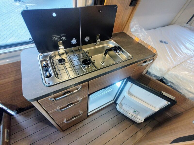 samochody kempingowe Weinsberg CaraBus 540 MQ Campervan dla 4 os. z dachem sypialnym pop up! 5,5m
