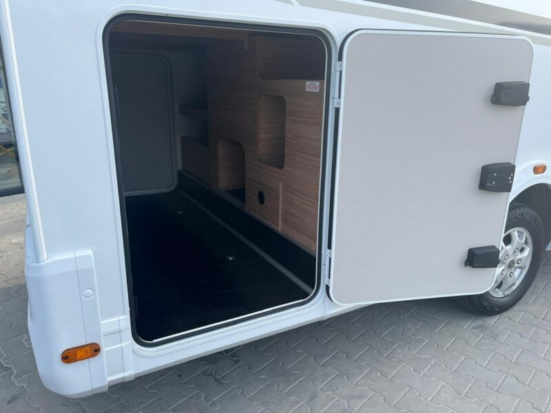 samochody kempingowe Weinsberg CaraSuite Ford 700 MEG 4-osobowa półintegra na nowym podwoziu Ford. Kraków!