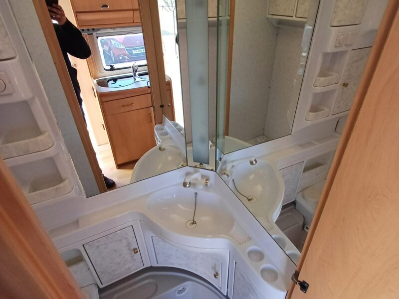 przyczepy kempingowe Hobby 30A28 WC Prysznic Kuchenka Solar Dodatkow zadaszenie