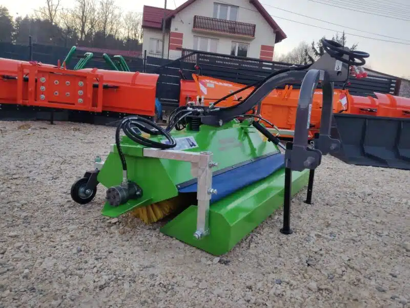Zamiatarka hydrauliczna do dróg, ulic, kostki, betonu dużych powierzchni płaskich.