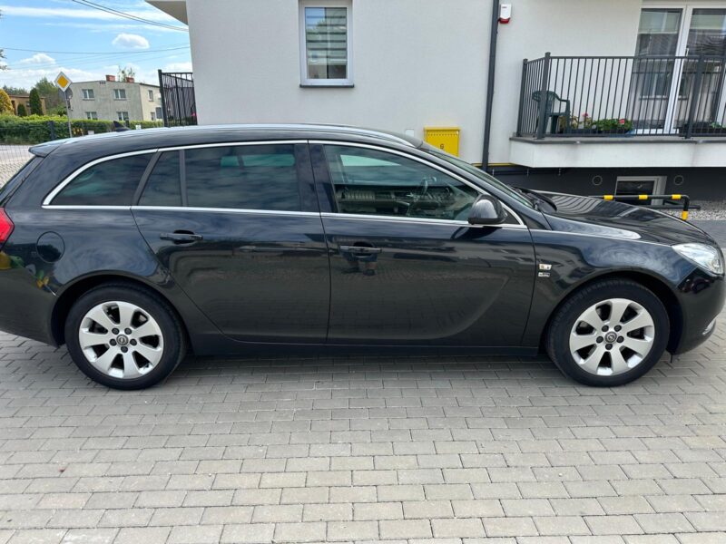 Na sprzedaż Opel Insignia z 2012 roku, w wyjątkowej edycji jubileuszowej z okazji 150-lecia marki Opel.