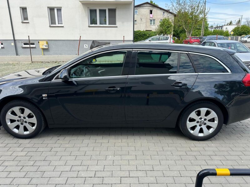 Na sprzedaż Opel Insignia z 2012 roku, w wyjątkowej edycji jubileuszowej z okazji 150-lecia marki Opel.