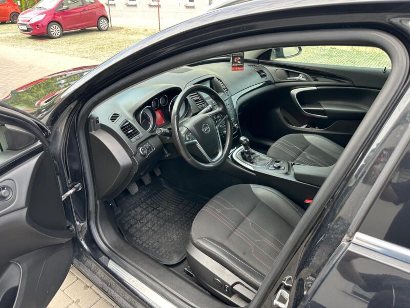Na sprzedaż Opel Insignia z 2012 roku, w wyjątkowej edycji jubileuszowej z okazji 150-lecia marki Opel.