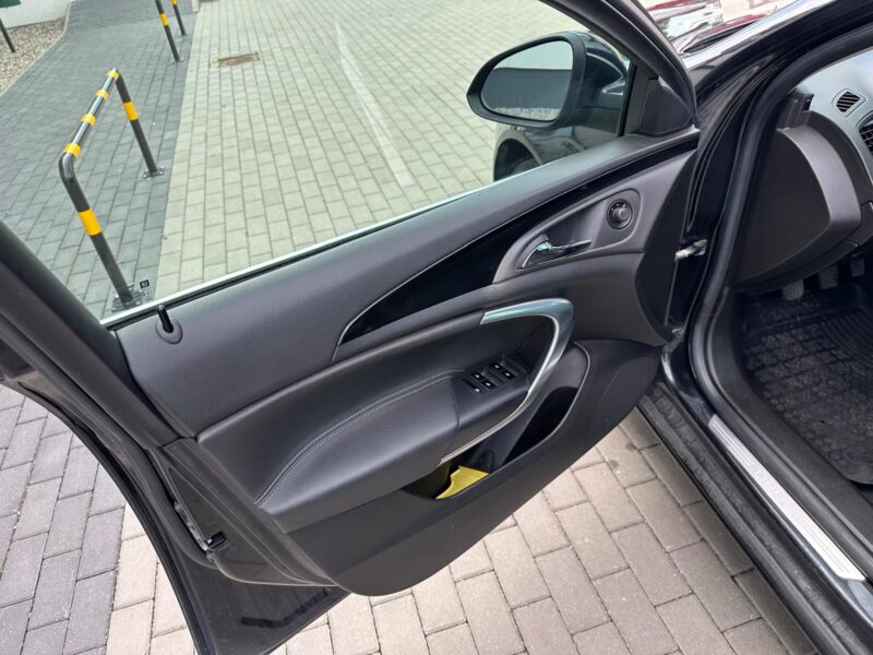 Na sprzedaż Opel Insignia z 2012 roku, w wyjątkowej edycji jubileuszowej z okazji 150-lecia marki Opel.