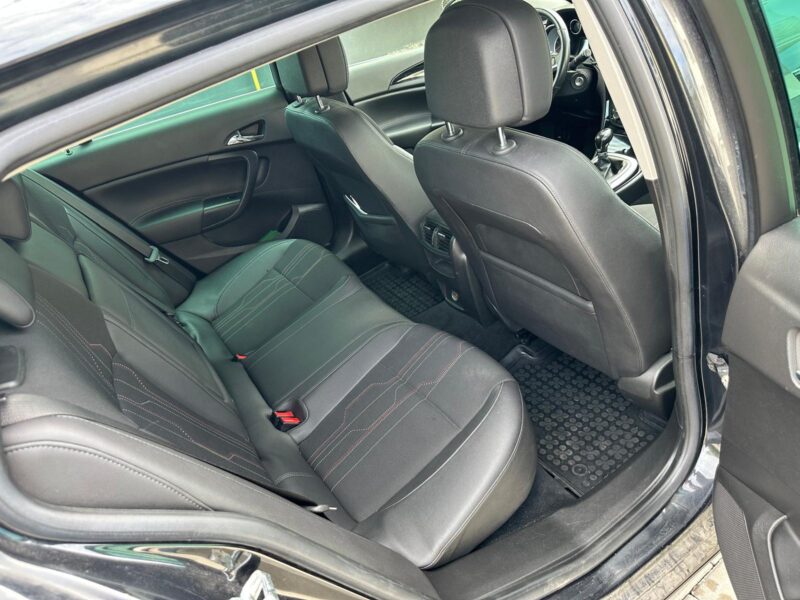 Na sprzedaż Opel Insignia z 2012 roku, w wyjątkowej edycji jubileuszowej z okazji 150-lecia marki Opel.