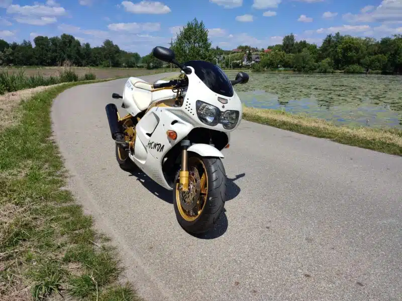 Honda CBR 900RR FIREBLADE SC28