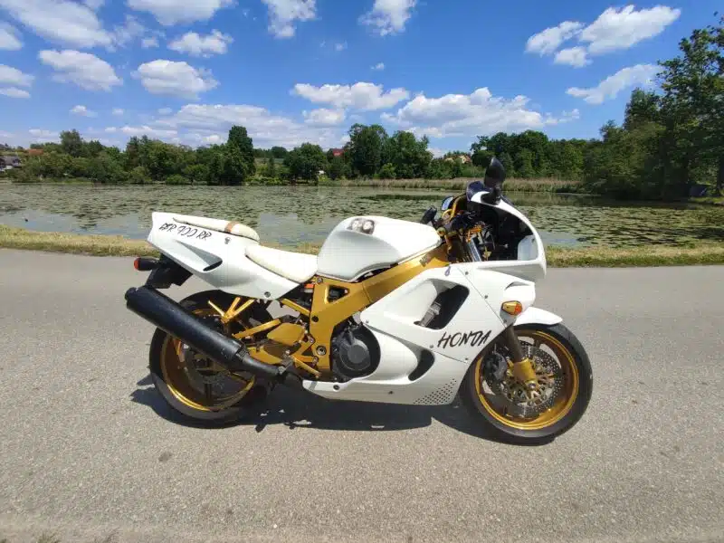 Honda CBR 900RR FIREBLADE SC28