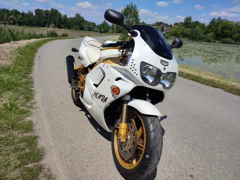 Honda CBR 900RR FIREBLADE SC28
