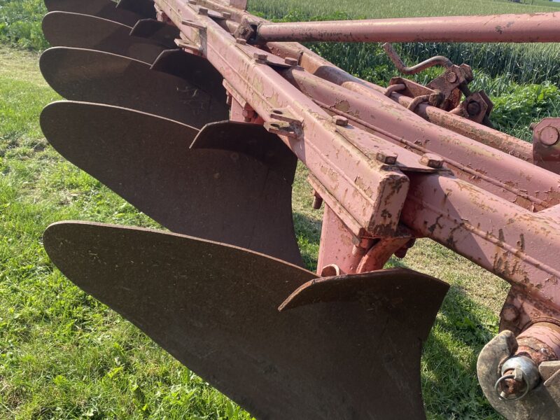 Agregat ścierniskowy, plug 5 skibowy, rozsiewacz nawozów, opryskiwacz, zgrabiarka