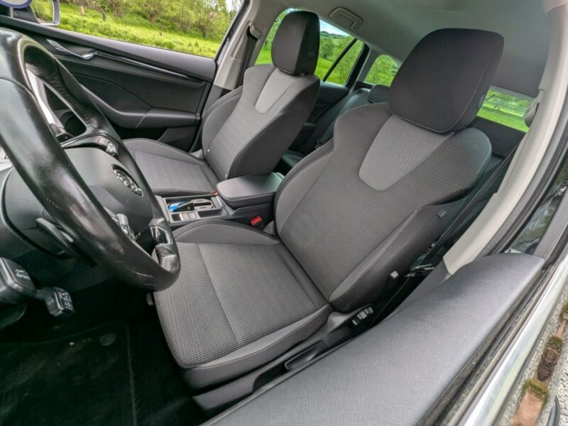 Škoda Octavia Oświetlenie ambiente, Roczna Gwarancja IV (2020-)