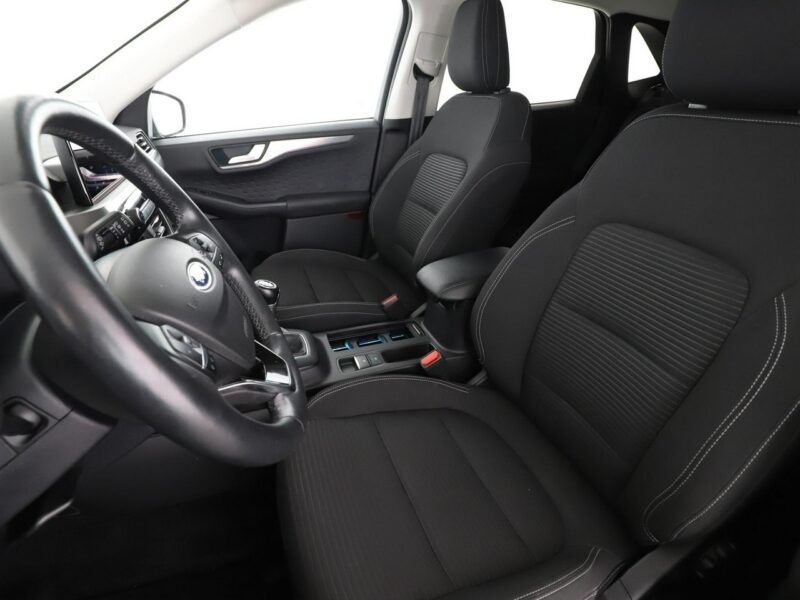 Ford Kuga navi full LED grzane fotele i kanapa czujniki parkowania klima auto III (2019-)