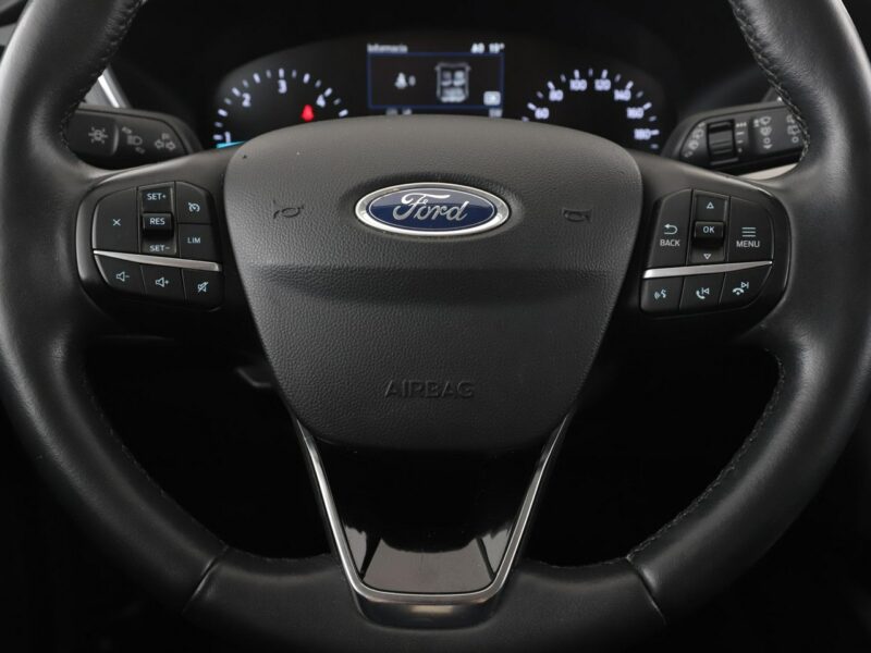 Ford Kuga navi full LED grzane fotele i kanapa czujniki parkowania klima auto III (2019-)