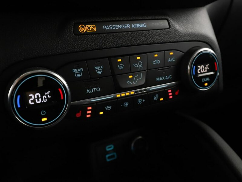 Ford Kuga navi full LED grzane fotele i kanapa czujniki parkowania klima auto III (2019-)