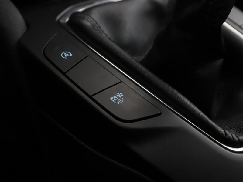 Ford Kuga navi full LED grzane fotele i kanapa czujniki parkowania klima auto III (2019-)