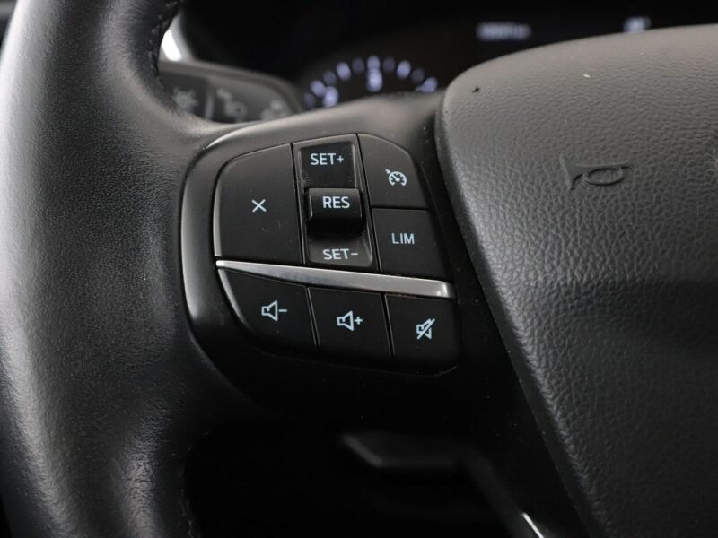 Ford Kuga navi full LED grzane fotele i kanapa czujniki parkowania klima auto III (2019-)