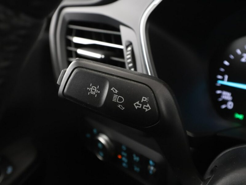 Ford Kuga navi full LED grzane fotele i kanapa czujniki parkowania klima auto III (2019-)