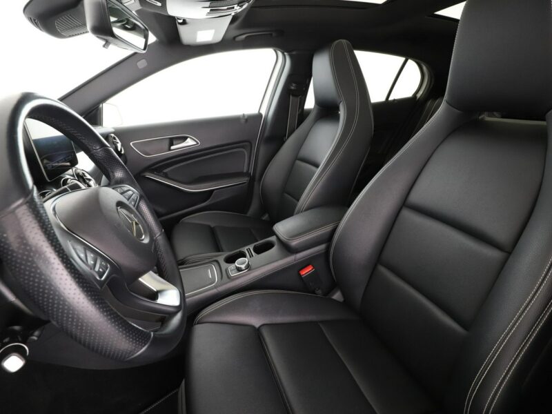 Mercedes GLA 180 Urban AMG Automat Panorama Nawigacja Tempomat Grzana Skóra Kamera LED