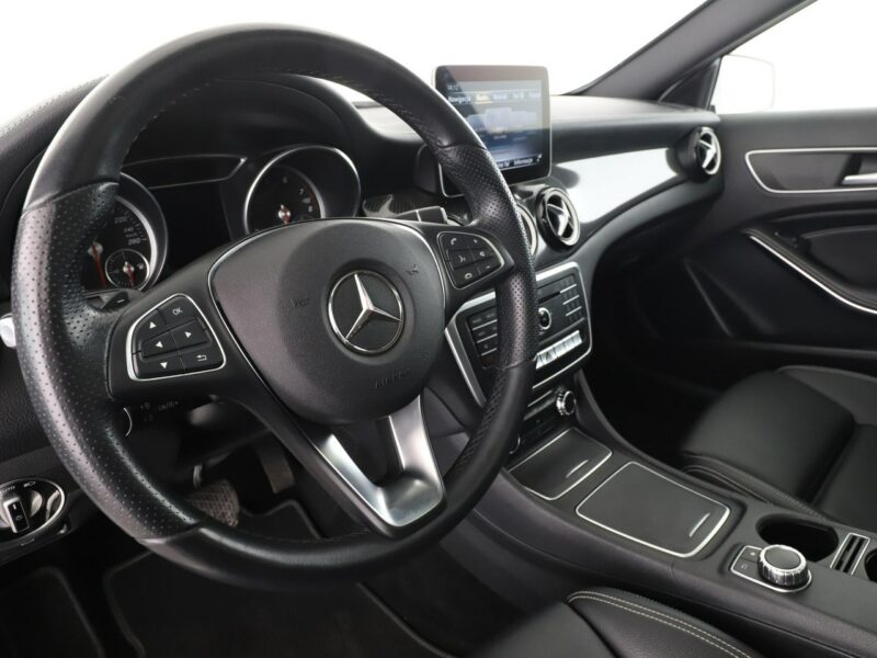 Mercedes GLA 180 Urban AMG Automat Panorama Nawigacja Tempomat Grzana Skóra Kamera LED