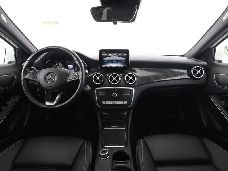 Mercedes GLA 180 Urban AMG Automat Panorama Nawigacja Tempomat Grzana Skóra Kamera LED