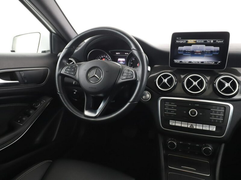 Mercedes GLA 180 Urban AMG Automat Panorama Nawigacja Tempomat Grzana Skóra Kamera LED