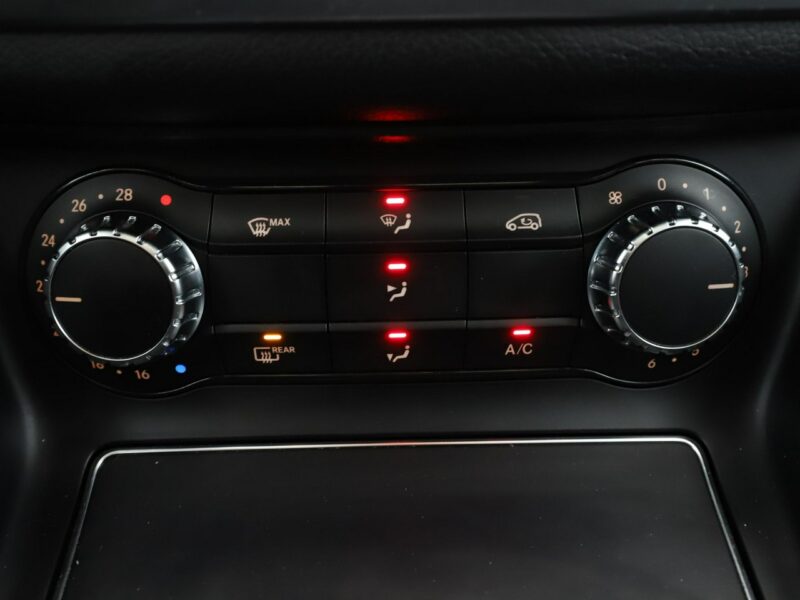 Mercedes GLA 180 Urban AMG Automat Panorama Nawigacja Tempomat Grzana Skóra Kamera LED