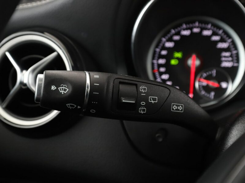 Mercedes GLA 180 Urban AMG Automat Panorama Nawigacja Tempomat Grzana Skóra Kamera LED