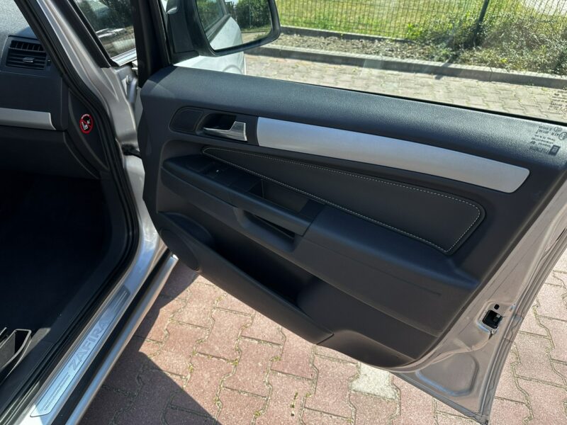 Opel Zafira Opel Zafira do przewozu osób Niepełnosprawnych inwalida rampa B (2005-2011)