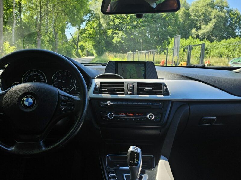 BMW 330 BMW 330D xDrive ładny stan 4x4 sedan F30 (2012-)
