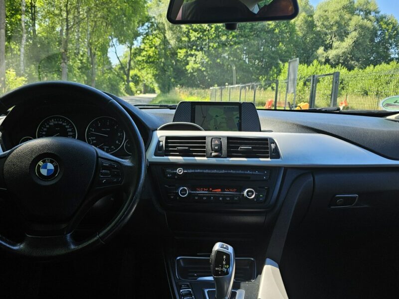 BMW 330 BMW 330D xDrive ładny stan 4x4 sedan F30 (2012-)
