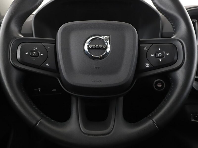 Volvo XC 40 1.5 Momentum Tempomat Klimatyzacja Asystenci Czujnik Deszczu Lampy LED