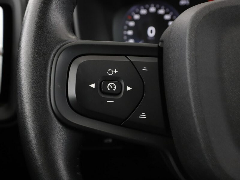 Volvo XC 40 1.5 Momentum Tempomat Klimatyzacja Asystenci Czujnik Deszczu Lampy LED