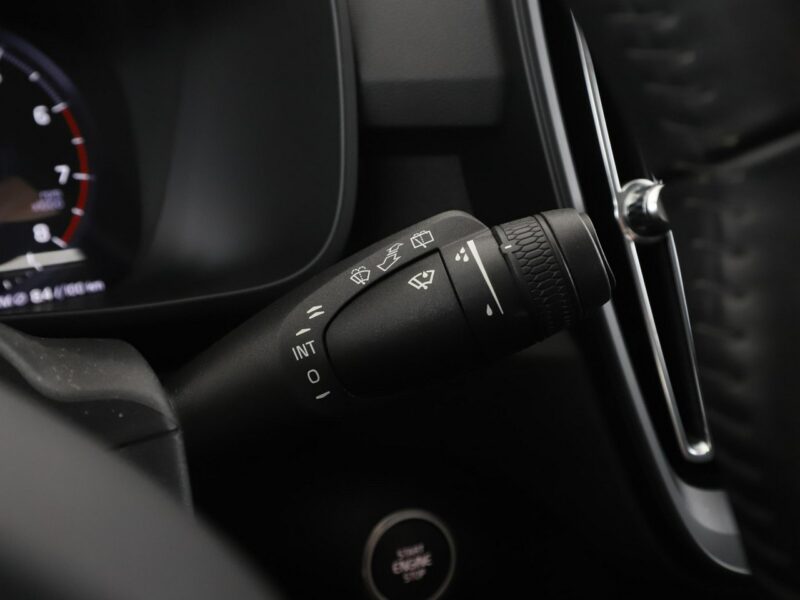 Volvo XC 40 1.5 Momentum Tempomat Klimatyzacja Asystenci Czujnik Deszczu Lampy LED