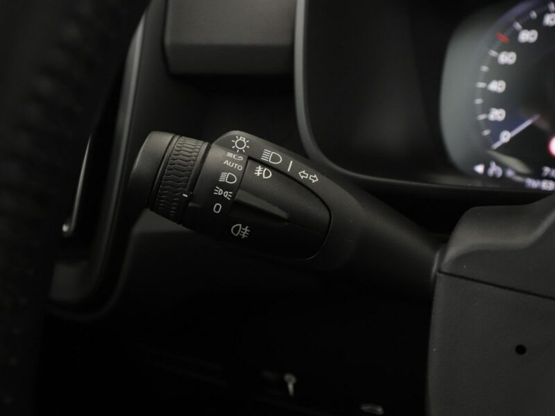 Volvo XC 40 1.5 Momentum Tempomat Klimatyzacja Asystenci Czujnik Deszczu Lampy LED