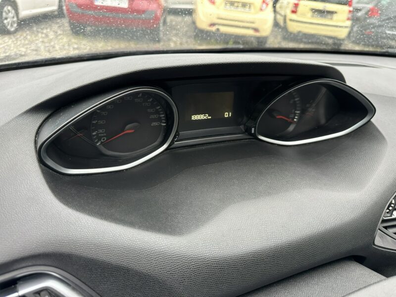 Peugeot 308 Benzyna, tempomat, LED światła dzienne, klimatyzacja, isofix, import T9 (2014-2021)