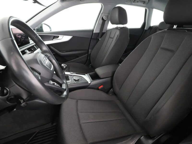 Audi A4 navi xenon klima auto grzane fotele czujniki parkowania B9 (2015-)