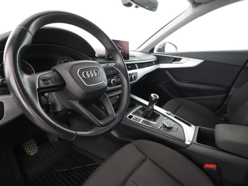 Audi A4 navi xenon klima auto grzane fotele czujniki parkowania B9 (2015-)