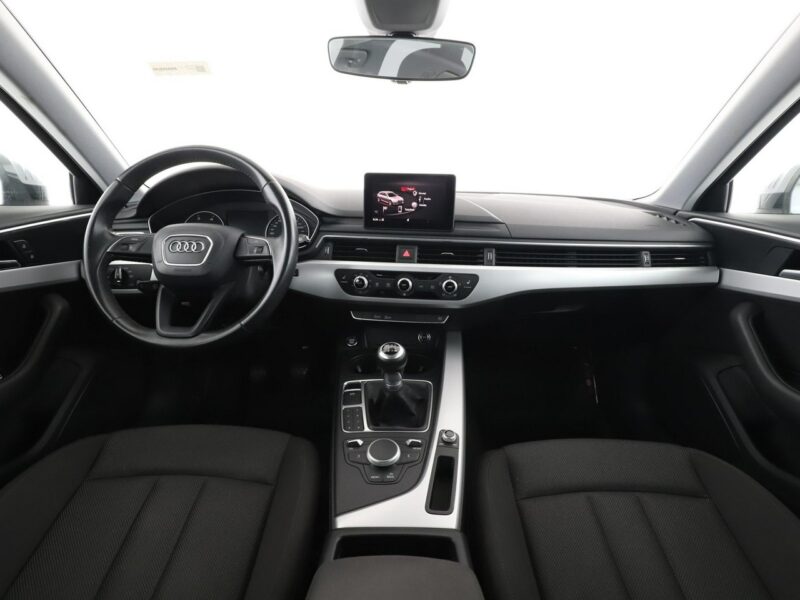 Audi A4 navi xenon klima auto grzane fotele czujniki parkowania B9 (2015-)