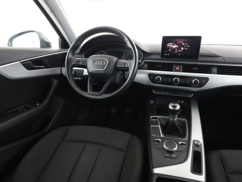 Audi A4 navi xenon klima auto grzane fotele czujniki parkowania B9 (2015-)