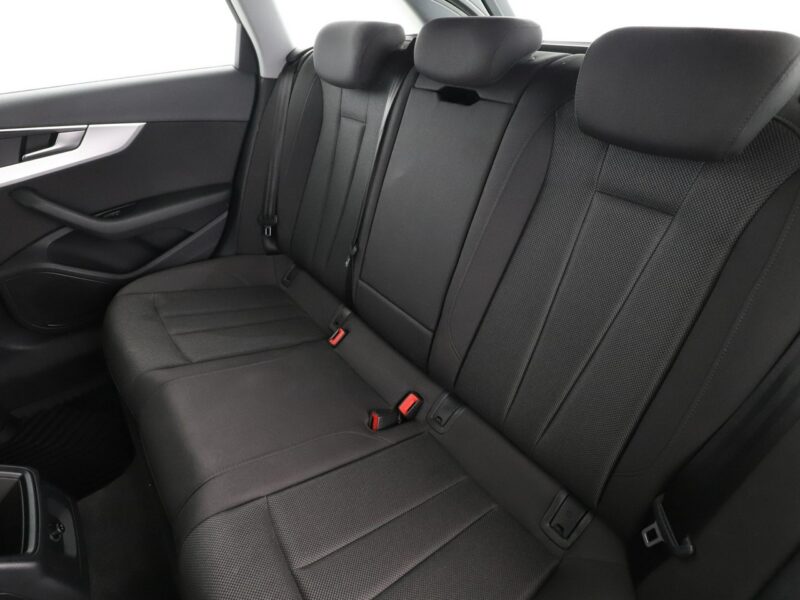 Audi A4 navi xenon klima auto grzane fotele czujniki parkowania B9 (2015-)