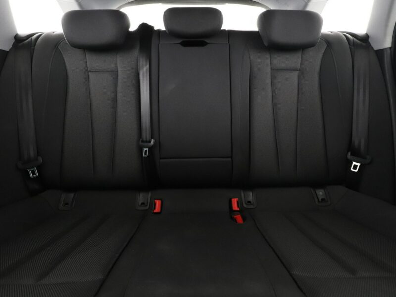 Audi A4 navi xenon klima auto grzane fotele czujniki parkowania B9 (2015-)