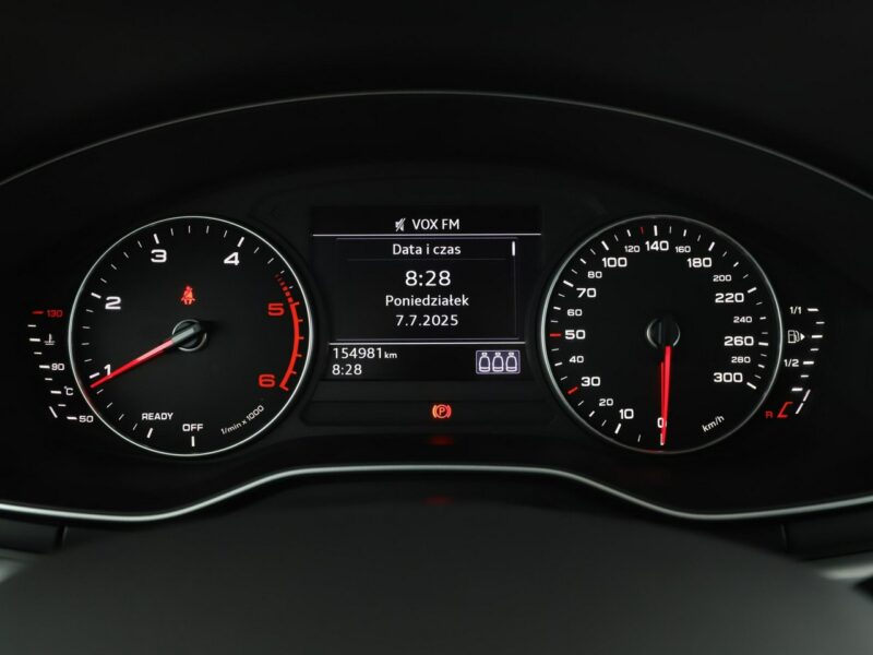 Audi A4 navi xenon klima auto grzane fotele czujniki parkowania B9 (2015-)